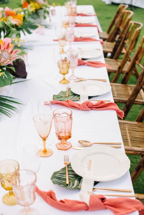 Wedding Reception Place Settings, Reception Place Settings, Tropical Wedding Reception, Tropical Wedding Theme, Rustic Wedding Decorations, Tafel Decor, Fiesta Tropical, Cancun Wedding, Living Coral