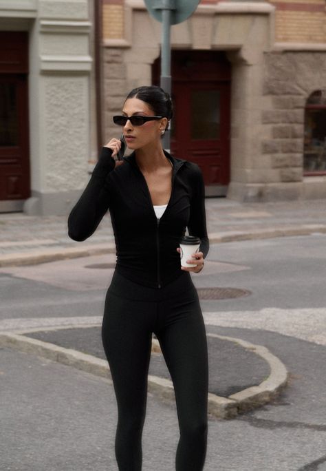 Classy Active Wear Outfit, Workout Jacket Outfits, Gym Jacket Outfit, Sport Jacket Outfit Women, Business Athleisure, Winter Sporty Outfits, Active Wear Outfits Winter, Sports Jacket Outfit, Black Workout Outfit