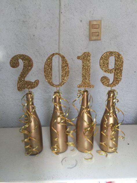 Gold Glitter Spray Paint, New Year's Eve Party Themes, New Years Eve Party Ideas, Nye Decorations, Champagne Birthday, New Year Diy, Black And Gold Balloons, Dollar Store Christmas Crafts, New Years Tree