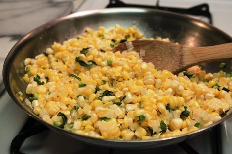 receta Esquites preparala de manera facil Food With Corn, Esquites Recipe, Corn Mexican, Recipe Mexican, Mexican Street Food, Street Foods, Roasted Corn, Mexican Street, Mexican Recipes