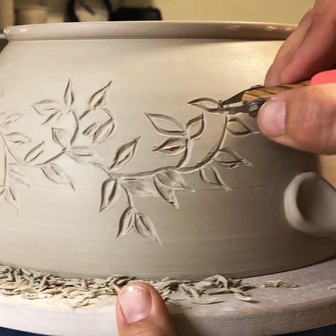 Ceramic Carving Designs, Pottery Carving, Clay Carving, Ceramics Pottery Mugs, Pottery Pots, Beginner Pottery, Pinch Pot, Ceramic Texture, Pottery Videos