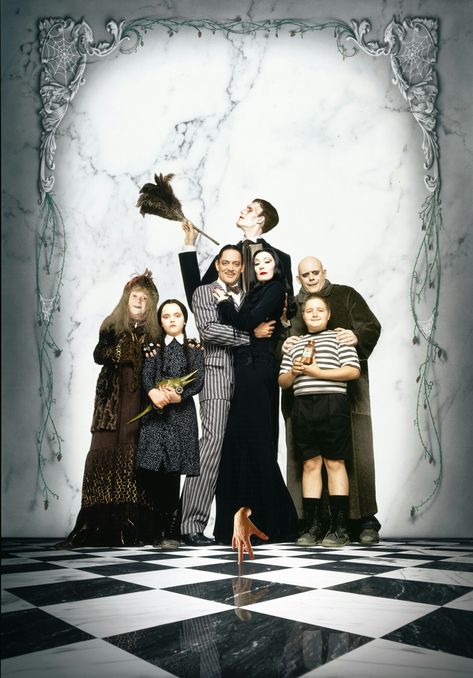 The Addams Family textless movie poster Addams Family Film, Addams Family Poster, Addams Family 1991, Addams Family Halloween Costumes, Adams Family Halloween, Los Addams, Addams Family Musical, Addams Family Movie, Addams Familie