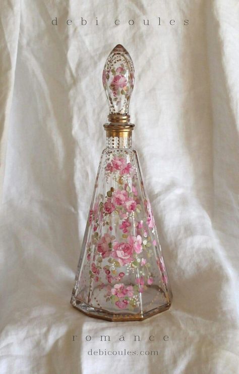 Royal Perfume Bottle, Pearl Aesthetic, Crockery Design, Pretty Perfume Bottles, Beautiful Perfume Bottle, Beautiful Perfume, Vintage Perfume Bottles, Eclectic Design, Vintage Perfume