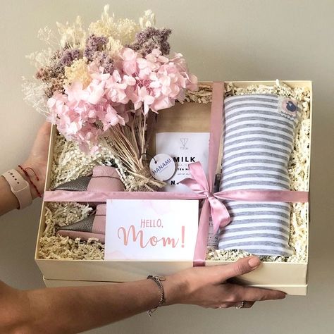 Gift Box Ideas, Ideas For Mother's Day, Mom Gifts Box, Baby And Mom, Wedding Gifts For Groomsmen, Gift Box Design, Basket Gift, Baby Gift Box, Cadeau Diy