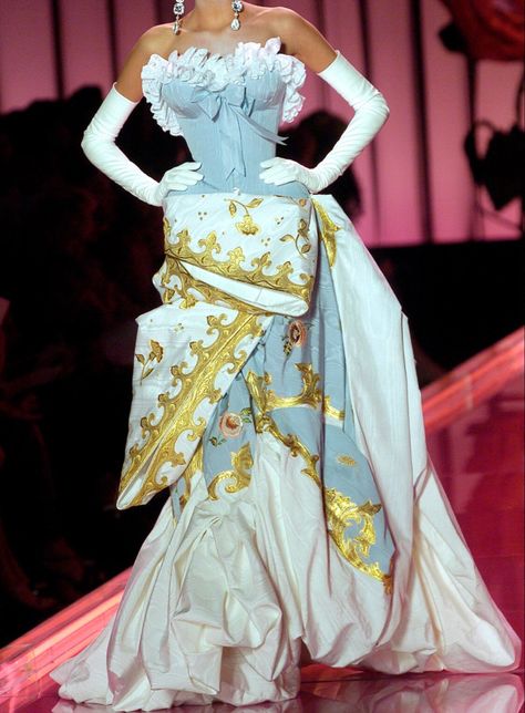 Galliano Dior, Mode Kawaii, Runway Fashion Couture, Runway Outfits, Dior Couture, Naomi Campbell, John Galliano, Looks Vintage, Fancy Dresses