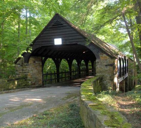 Ohio bridge Smoky Mountain Christmas, Beautiful Bridges, Old Bridges, Ohio Map, Cross River, Wooden Bridge, Covered Bridge, Oregon Travel, Old Barns