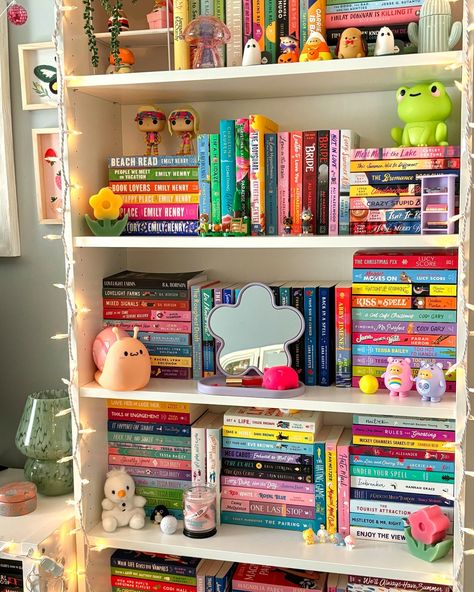 The last time my shelves will look like this til next spring!! I’m getting ready for spooky season! Do you decorate your shelves for each season? My spring & summer shelves look pretty much the same and then I go all out for fall & winter Cozy Book Aesthetic Bedroom, Top Bookshelf Decor, Book Self Aesthetic, Book Shelf Decoration Idea, Bookshelf Inspo Bedroom, Small Bookshelf Inspiration, Cute Shelf Ideas, How To Decorate Your Room, Reading Corner Aesthetic