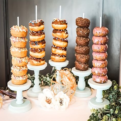 Breakfast Graduation Party Ideas, Donut Stand, Donut Wall, Baby Shower Brunch, Wedding Dessert Table, Birthday Brunch, Donut Party, Snacks Für Party, Bridal Brunch