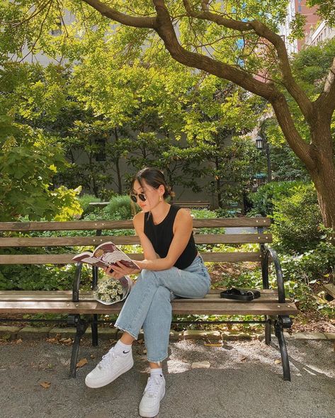 Yuyan on Instagram: “small moments of summer 🦋🌸🍃” Chique Outfit, Foto Top, Pakaian Feminin, Photographie Inspo, Model Poses Photography, Foto Casual, Foto Poses, Photography Poses Women, Mode Inspo