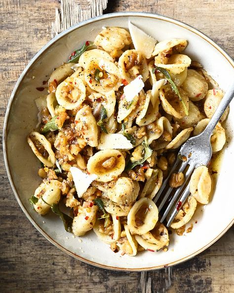 15 minutes. Brown Butter Orecchiette with Walnuts and Sage. Brown butter with pasta, chopped walnuts and sage fried up in garlicky butter. Serving Dumplings, Sage Recipes, Breakfast Soup, Fancy Dishes, Crispy Sweet Potato, Kale Pesto, Butter Pasta, Diner Recept, Pasta Pasta