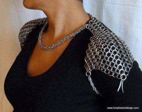 chainmail epaulettes Chainmaille Shoulder, Angel Armor, Chain Armor, Chainmail Clothing, Steampunk Fashion Women, Simbolos Tattoo, Scale Maille, Chainmail Patterns, Shoulder Harness