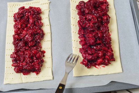 Fruit Strudel, Puff Pastry Strudel, Tart Puff Pastry, Cherry Pie Bars Recipe, Puff Pastry Pie, Puff Pastry Ingredients, Simple Icing, Cherry Pie Bars, Strudel Recipes