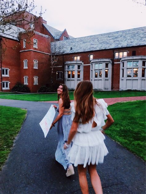 Prep School Aesthetic, Taft School, Boarding School Aesthetic, London Summer, Best Friend Photoshoot, Bff Photoshoot Poses, High School Life, Bff Photoshoot, Prep School