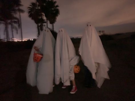 Trick Or Treat Photoshoot, Trick Or Treating Aesthetic, Ghost Photo, October Mood, Teenage Life, Sheet Ghost, Ghost Costume, Ghost Photos, Aesthetic Things