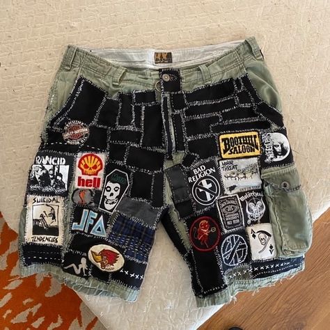 Crust Shorts, Cripple Punk, Punk Fashion Men, Crust Pants, Punk Ideas, Battle Jackets, Patch Shorts, Battle Vest, Punk Clothes