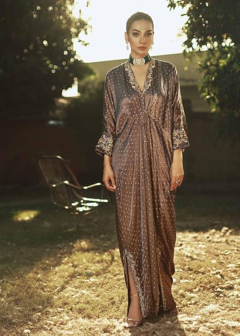 1 Piece Outfit, Kaftan Design, Kaftan Designs, Velvet Dress Designs, Kaftan Style, Pakistani Dresses Casual, Pakistani Fashion Party Wear, Mode Abaya, Gold Dust