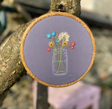 Flower Vase Embroidery, Jar Embroidery, Vase Embroidery, Sewing Flowers, Embroidery Ideas, Crafty Things, Flower Vase, Glass Jar, Embroidery Art