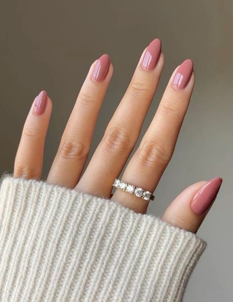 Short Acrylic Autumn Nails, Back To School Nails Solid Colors, Simple Nail Colours, Pink Nails Autumn, Pink Nails With Simple Design, Biab Nails Inspiration Autumn, Short Nail Colours, Simple Nails One Color, Nail Inspo School