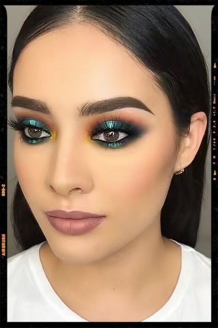 Makeup Looks Inspiration Smaragd Green Makeup, Orange Green Eyeshadow, Dark Teal Eyeshadow Looks, Green Orange Makeup, Rooftop Shoot, Makeup Job, Smaragd Green, Intense Eye Makeup, Foxy Eye