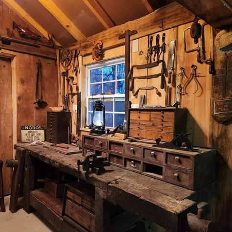 Woodshop Aesthetic, Workshop Room Design, Cabin Workshop, Workshop Aesthetic, Workshop Bedroom, Cozy Workshop, Mini Shed, Woodworking Images, Old Workshop