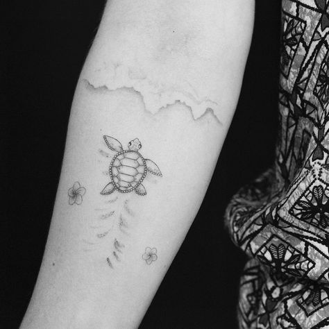 Babayaga Tattoo, Tattoo Flamingo, Turtles Tattoo, Sea Turtle Tattoos, Small Turtle Tattoo, Tortoise Tattoo, Beachy Tattoos, Cute Sea Turtle, Turtle Tattoos