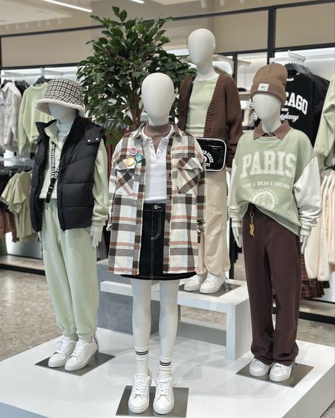 Manniquine Display Ideas, Mannequin Styling Visual Merchandising, Manequin Ideas Display, Visual Merchandising Ideas Clothing Store Displays, Visual Merchandising Displays Clothing, Visual Merchandising Ideas, Retail Clothing Display, Mannequin Styling, Luxury Retail Store