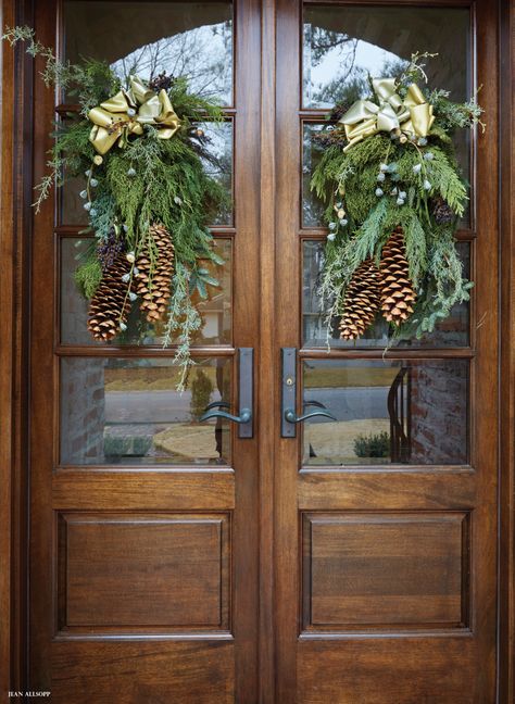 Pretty door decor with big pine cones Christmas Door Decoration, Christmas Lollipops, Front Door Christmas, Christmas Front Doors, Christmas Door Decorations, Christmas Porch, Christmas Door, Decoration Christmas, Christmas Deco