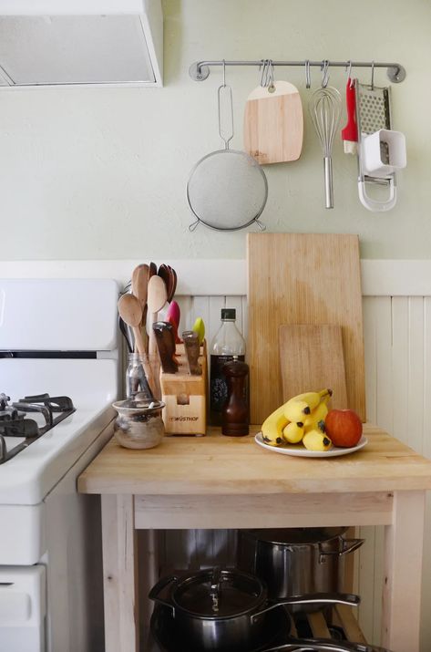 Butcher Table, Kitchen Butcher Block, Small Apartment Furniture, Butcher Block Kitchen, Space Apartments, Kitschy Kitchen, Country Style Kitchen, Smart Kitchen, Cozy Kitchen