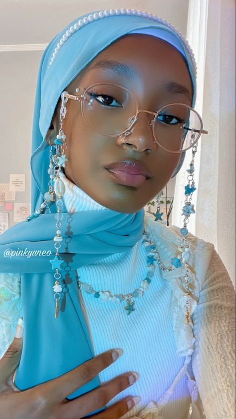 Cool Hijabi Outfits, Hijab With Necklace, Hijabi Reference, Hijab Hairstyles, Glasses On Head, Hijab Jewelry, Hijab Earrings, Hijabi Women, Hijab Accessories