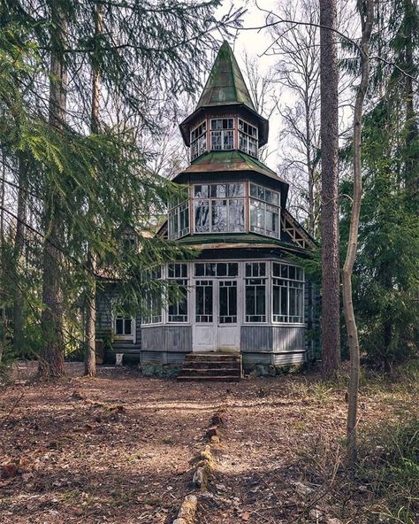 Abandoned Hotels, Old Abandoned Buildings, Mysteries Of The World, Old Abandoned Houses, Abandoned Mansions, Amazing Buildings, Fantasy House, Up House, Images Esthétiques