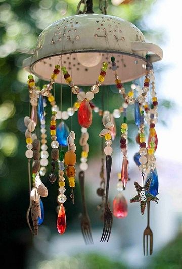 Dishfunctional Designs: The Upcycled Garden Volume 7: Using Recycled Salvaged Materials In Your Garden Repurposed Kitchen, Carillons Diy, Upcycle Garden, Diy Wind Chimes, Diy Life Hacks, Diy Life, Wind Chime, Kitchen Hacks, Repurpose