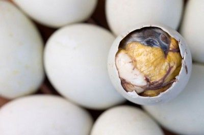 Balut--a duck egg with nearly-developed embryo--is popular among Filipinos.  #Philippines #duck #strange #worldcuisine Balut Egg, Chicken Dishes For Dinner, World Street Food, Filipino Street Food, Filipino Food Dessert, Food Delivery Business, Bizarre Foods, Philippines Food, Philippines Culture