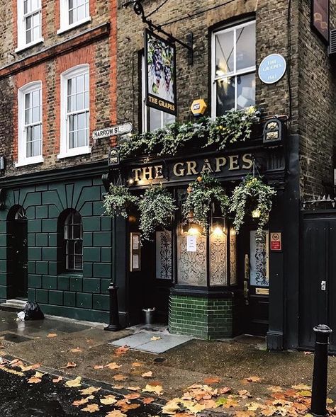 the curious bumblebee London Pub Aesthetic, Pub Aesthetic, Pub Outfit, Wedding London, Pub Wedding, Pub Interior, Aesthetic London, Pub Design, Travel London