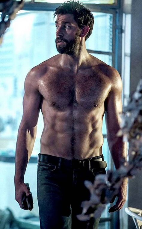 John Krasinski......HOT DAMN Jim went from adorable to DADDY 😍😍🔥🔥❤❤ John Krasinski, Celebrity Travel, Actrices Hollywood, Shirtless Men, Hollywood Actor, Man Crush, Bearded Men, Celebrities Male, Cristiano Ronaldo