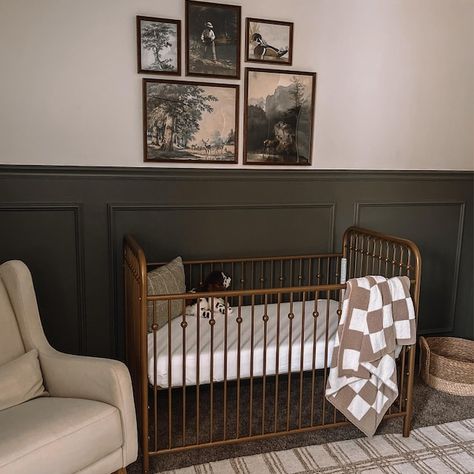 Nursery Gallery Wall Boy, Cabin Nursery Theme, Vintage Woodland Nursery, Rustic Nursery Room Ideas, Woodland Boys Room, Vintage Toddler Rooms, Cabin Nursery, Vintage Nursery Boy, Dark Nursery