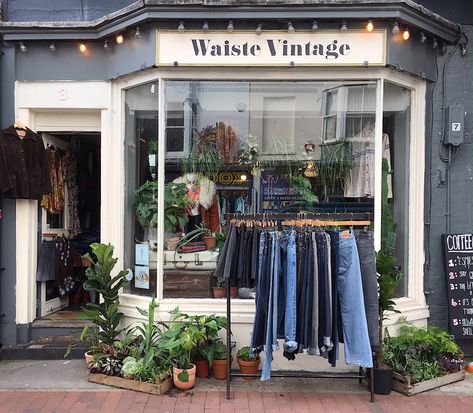 Small Clothing Store Interior, Boutique Exterior, Vintage Store Ideas, Boutique Aesthetic, Clothing Store Interior, Store Design Boutique, Aesthetic Stores, Plant Shop, Aesthetic Shop