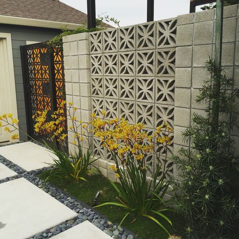 Concrete Gates And Fences, Cement Fence Wall Design, Midcentury Fence Ideas, Mid Century Breeze Block Wall, Wall Fencing Design, Breeze Blocks Fence, Mid Century Fence Ideas, Breeze Block Fence With Gate, Backyard Wall Ideas Concrete Blocks