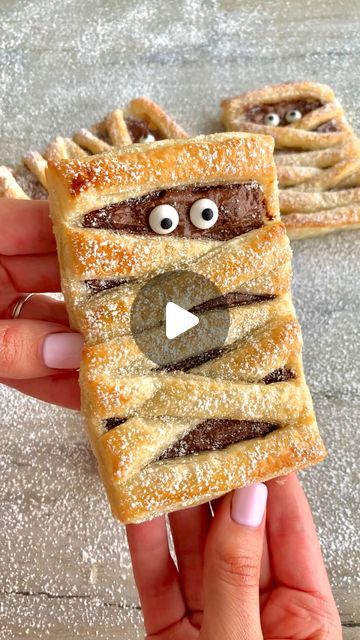 Fitwaffle Kitchen | Eloise on Instagram: "HALLOWEEN NUTELLA MUMMY PASTRIES 😍 These Halloween pastries are so quick and easy to make! You only need a few ingredients and they taste so good 🤤 They’re crisp, warm, fresh, and so chocolatey 🤌 Feel free to swap the Nutella for another spread of your choice if you prefer 😃 Sound on for full instructions 🔉 All you need is: 1 sheet ready roll puff pastry Nutella Egg wash (1 small egg + 1 tsp milk) Icing sugar (optional) Edible eyes Makes 4 Bake 2 Puff Pastry Mummies, Halloween Pastries Ideas, Mummy Pastries, Puff Pastry Ideas Desserts, Halloween Puff Pastry Ideas, Postres Halloween Ideas, Puff Pastry Halloween, Halloween Pastries, Cibo Halloween