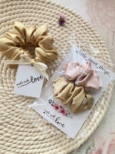 Packaging For Scrunchies, Packaging Ideas For Scrunchies, Scrunchie Business Packaging, Headband Packaging Ideas, Scrunchie Packaging Ideas, Scrunchies Packaging Ideas, Scrunchie Packaging, Diy Hair Accessories Beads, Handmade Business Ideas