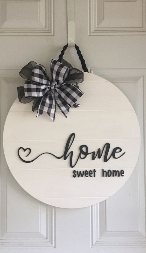 Trendy Door, Welcome Signs Front Door, Round Door Hanger, Welcome Door Signs, Door Signs Diy, Projets Cricut, Hanger Home, Porte Decorate, Home Door