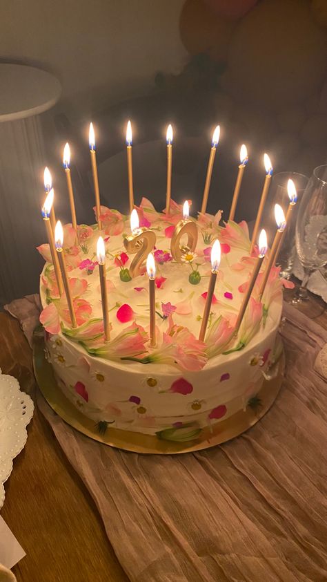 Pretty 18th Birthday Cakes, Cute Birthday Aesthetic, 20 Th Birthday Ideas, 20 Birthday Ideas, Cheesecake Birthday Cake, Cake Aesthetic Birthday, Shortcake Aesthetic, 21 Cake, Birthday Cake Aesthetic