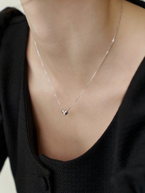 Dainty Silver Heart Necklace, Silver Chain Designs For Women, Silver Chains For Women, Relationship Necklaces, Mood Necklace, Small Pendant Necklace, Mood Design, Silver Necklace Simple, Light Chain