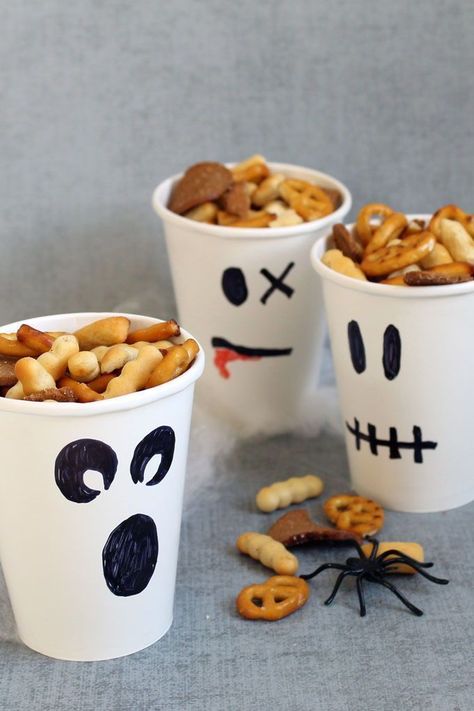 Ghost party cups/snack cups. HEALTHY HALLOWEEN TREATS and SNACKS. #halloweenparty #healthyhalloween #halloweentreats #snacks #funfood Food For Halloween, Strašidelný Halloween, Veselý Halloween, Läskig Halloween, Bolo Halloween, Fest Mad, Dulces Halloween, Healthy Halloween Treats, Fest Temaer