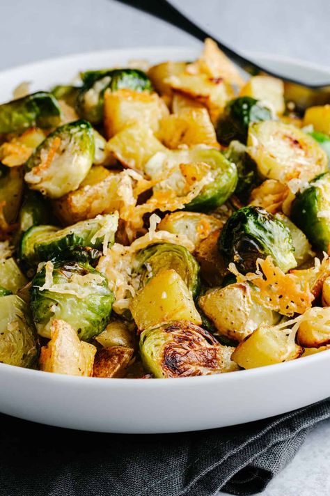 Small Potatoes Recipe, Baked Brussel Sprouts, Mini Potatoes, Oven Roasted Potatoes, Vegetable Side Dishes Recipes, Sprout Recipes, Brussels Sprouts Recipe, Roasted Brussel Sprouts, Peppers Recipes