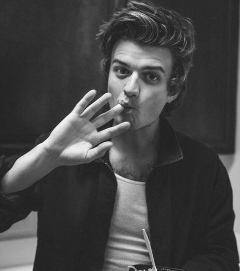 stranger things season 3 joe keery steve harrington Joey Keery, Steve Harrington Stranger Things, Joe Kerry, Beautiful Joe, Stranger Things Season 3, Stranger Things Steve, Septième Art, Photographie Portrait Inspiration, Joe Keery