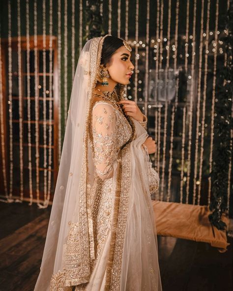 Faiza Saqlain on Instagram: “Sona Memon in Rinaz ✨ Exquisitely rendered and heavily encrusted with sequins, beads, resham and zardozi, the set is beamy. The shirt is…” Wedding South Indian, Khada Dupatta, Faiza Saqlain, Valima Bride, Nikah Dress, Nikkah Dress, White Bridal Dresses, White Gown, Pakistani Wedding Dresses