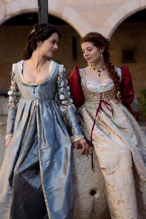 Renaissance ladies by SomniumDantis.deviantart.com on @DeviantArt Fest Outfits, Medieval Costume, Period Outfit, Medieval Dress, Medieval Clothing, Retro Mode, Period Costumes, Old Fashion, Historical Costume