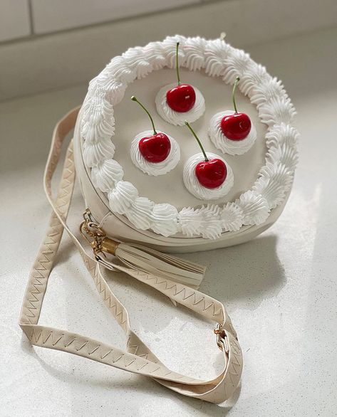 Cake Purses Designs, Cake Purse Ideas, Cake Purse, Fake Cakes, 귀여운 음식 그림, Cake Bag, Sweet Accessories, Cake Accessories, Fake Cake