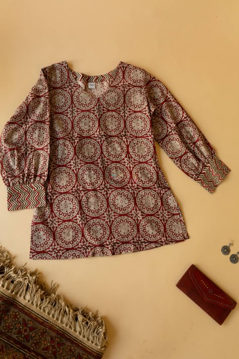 V Neck Short Kurti Design, Simple Kurti Designs Cotton Printed Casual, Kalamkari Tops For Jeans, Cotton Short Top Designs, Printed Short Kurtis For Jeans, Cotton Jeans Tops, Cotton Short Tops Designs For Jeans, V Shape Kurti Designs, Ikkat Tops For Jeans