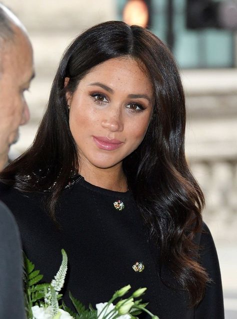 Meghan Markle’s Been Using a Genius Makeup Trick That Nobody Noticed—Until Now - Glamour Meagan Markle, Meghan Markle Hair, Meghan Style, Megan Markel, Meghan Markle Photos, Charlotte Tilbury Matte Revolution, Duchess Meghan, Princess Meghan, Prince Harry And Megan